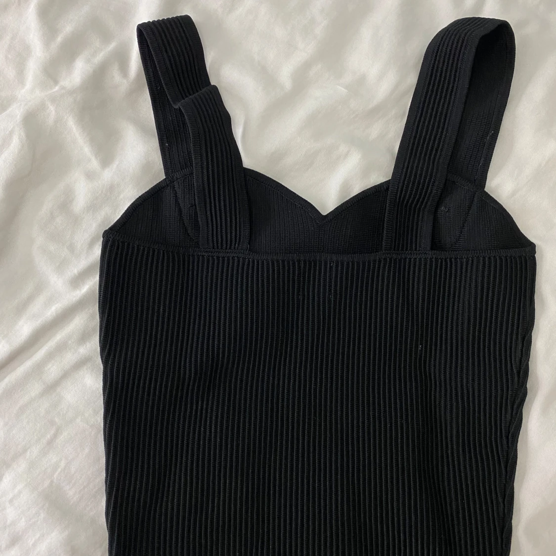 Svart ribbad topp med gulddetaljer - 90