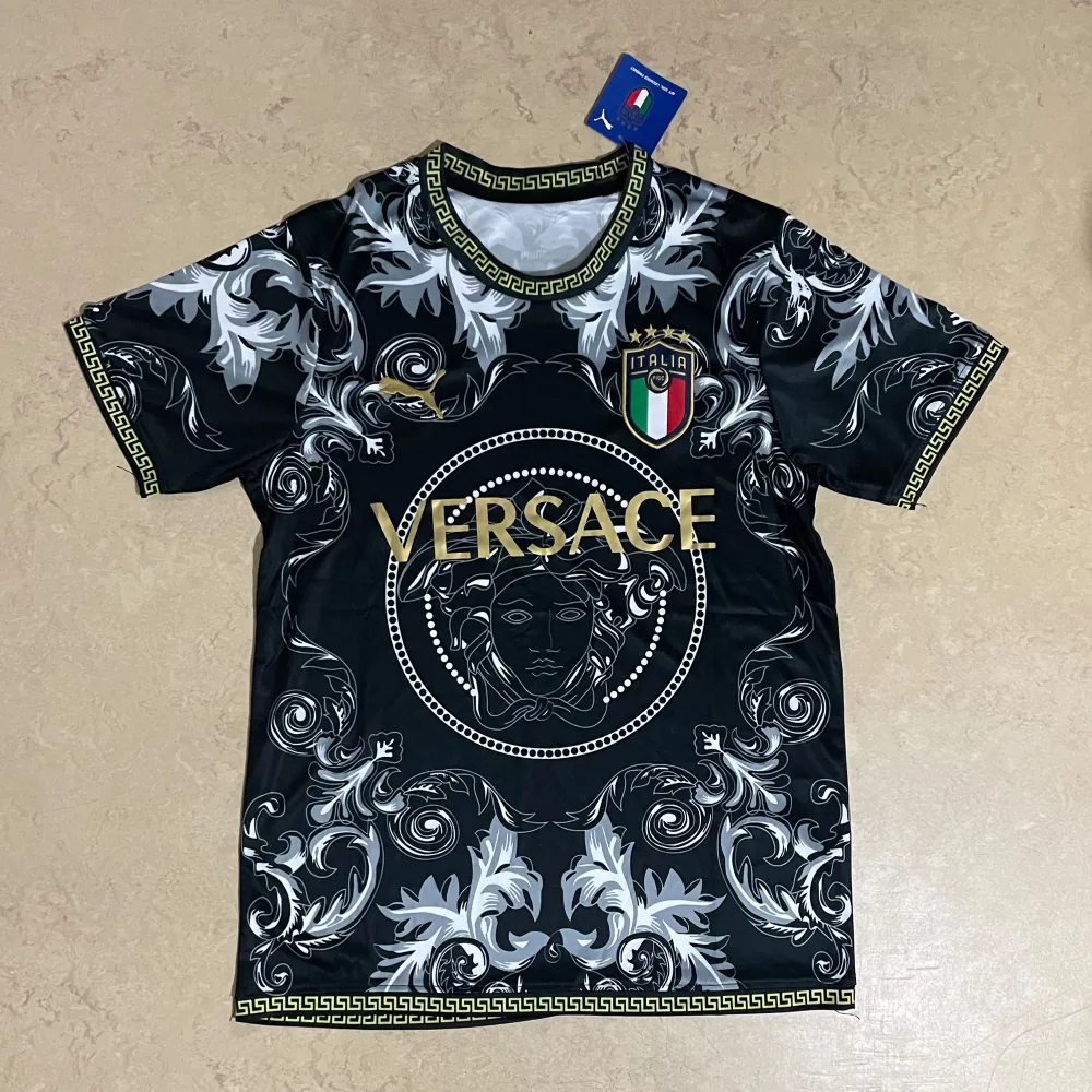 Säljer min italia fotbollströja hely ny för endast 200kr skriv till om ni är intresserade . T-shirts.