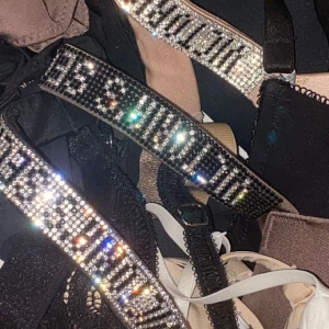 Victoria’s Secret bh - säljer Victoria’s Secret bh-band av strass! i bra skick men det finns en mycket liten defekt om du böjer remmen på ett visst sätt kommer strassarna att se ut att komma ut trots att de inte gör det! (sista bilden)💖