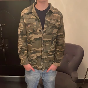 Camo Overshirt - En fet och unik camoflague overshirt | Storlek 38/S | Modellen är 183cm | 