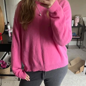 Rosa tröja från C.W. - Säljer en superfin rosa tröja från Carin Wester i storlek M. Den är perfekt för både höst och vår med sin mysiga och bekväma passform. Tröjan har långa ärmar och är gjord i ett mjukt material som känns skönt mot huden. Perfekt för en avslappnad stil!