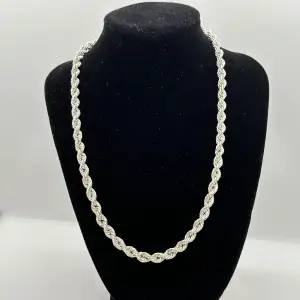 Cordell halsband i äkta 835 silver, längd: ca 48,5cm, bredd: ca 6mm, vikt: ca 24,2g. Garanterar att kedjan är äkta och därmed kan den också hålla hela din livstid.                                        