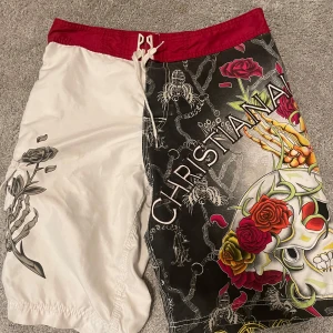 Ed hardy shorts - Ett par christian audigier badshorts. Skaparen av ed hardy. Inget nät i dem. 42cm i midjan