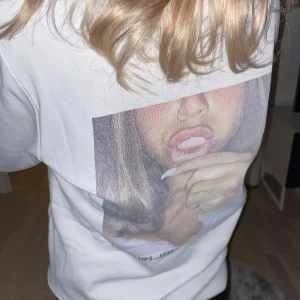 Vit hoodie med tryck - Supersnygg vit hoodie med tryck på ryggen. Passar perfekt, men säljer då den tyvärr ej kommer till användning längre 💗