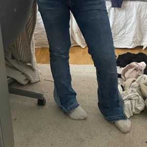 Blå jeans från LTB - Säljer ett par snygga blå jeans från LTB. De har en klassisk femficksdesign och en bekväm passform. Perfekta för vardagsbruk och kan enkelt matchas med olika toppar. Jeansens slitna look ger dem en cool och avslappnad stil.