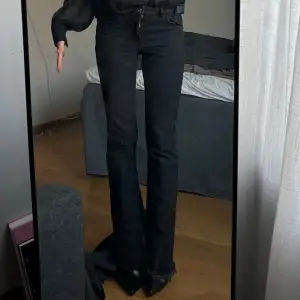 Säljer ett par snygga svarta bootcut jeans i mycket bra skick. De är medelhög midja!🖤