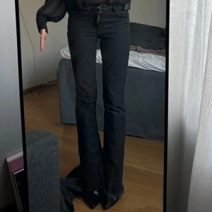 Svarta bootcut jeans - Säljer ett par snygga svarta bootcut jeans i mycket bra skick. De är medelhög midja!🖤