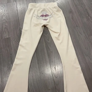 Beige mjukisbyxor från Juicy Couture - Säljer ett par snygga  Juicy ! Har aldrig använt 😄