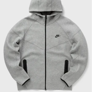 Nike tech - Säljer min äkta Nike tech tröja. Det är helt ny, har använt endast en eller två gång. Skicket är 10/10. hör av dig vid intresse. 