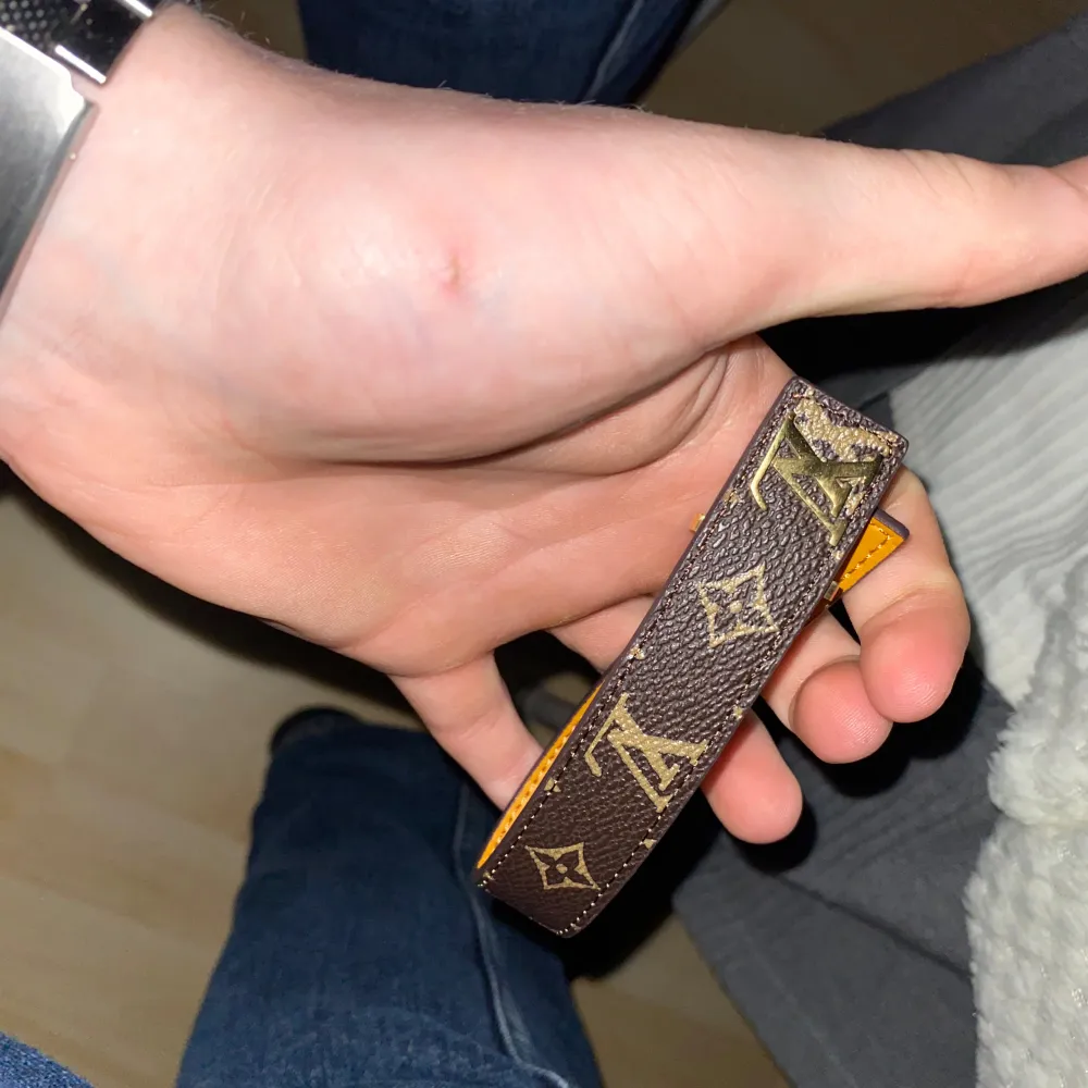 Säljer ett snyggt Louis Vuitton armband. Bältet är i läder och kommer i sin originalförpackning med dustbag. Perfekt för att ge din outfit en lyxig touch. Tillverkat i Spanien.. Övrigt.