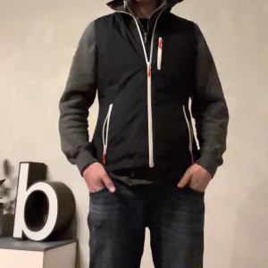 Helly Hansen väst - Säljer min helly Hansen väst han på bilden är 182 cm, hör av dig vid funderingar!