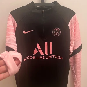 Psg tröja  - Psg tröja äkta Stl S, herr storlek passar dam M liten L. 300kr finns ett sträck på armens insida 