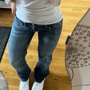 Vintage jeans - Säljer ett par jeans köpta här på Plick! Säljer för dom inte passar. Inte mina bilder. Midjemått 36 innebenslängd 76💞