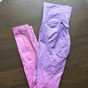 Lila och rosa leggings Xshapes - Säljer ett par snygga lila och rosa leggings i mycket bra skick. De är högmidjade och har en tight passform, perfekt för träning eller en avslappnad dag. Materialet är mjukt och stretchigt, vilket gör dem superbekväma att ha på sig. Ifrån Xshapes