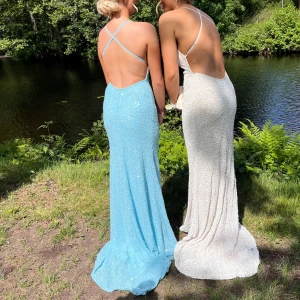 Balklänning  - Säljer nu min älskade balklänning😭😍köpte den på dressroomlinné för 5500kr. Den är endast använd av mig en gång på balen🩷i använt skick. Man får med paljetter som tillhör klänningen🩷