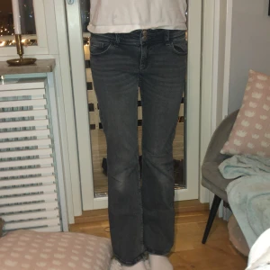 Grå bootcut jeans - Säljer ett par snygga grå bootcut jeans i bra skick, från Gina tricot. Storlek 158 men passar även 160+. Pris kan diskuteras😊🩷