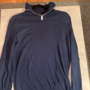 Half zip tröja från Jack and Jones i färgen Marinblå, storleken Xs  - Säljer en Half zip tröja från Jack and Jones i färgen marinblå, storleken Xs, passar även i S, är för liten för mig men hoppas att den får någon användning hos någon annan, kom med frågor men mera,