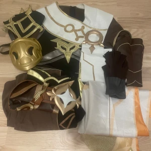 Aether cosplay - Jag köpte den från en person på blocket och den är från dokidoki! Den är storlek m men passar mig som är xs/s. En av grejerna som hänger har tappats bort på ett konvent tyvärr. Handskarna är klippta vid fingrarna och de är ganska sönder men det är lätt att fixa! !köparen står för frakten!