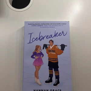 Icebreaker - Helt ny boken brukar kosta runt 150-200kr normalt. Den är på engelska: Boken 'Icebreaker' av Hannah Grace handlar om Anastasia Allen som får ett stipendium till University of California och en plats i deras konståkningsteam. Hon måste samarbeta med Nate Hawkins, kapten för hockeylaget, när de tvingas dela rink. En berättelse om rivalitet och oväntad romans. 
