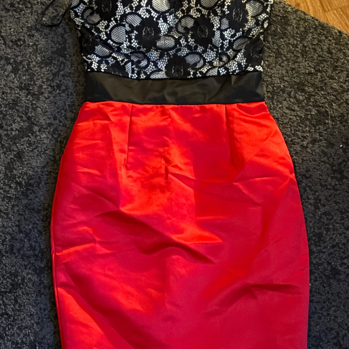 Svart och röd klänning med spetsdetaljer