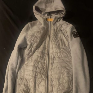 Grå quiltad jacka från Parajumpers - Mycket fin parajumpers jacka i M passar S, färg vit/grå. Skriv för mer bilder och info. Mvh Elis