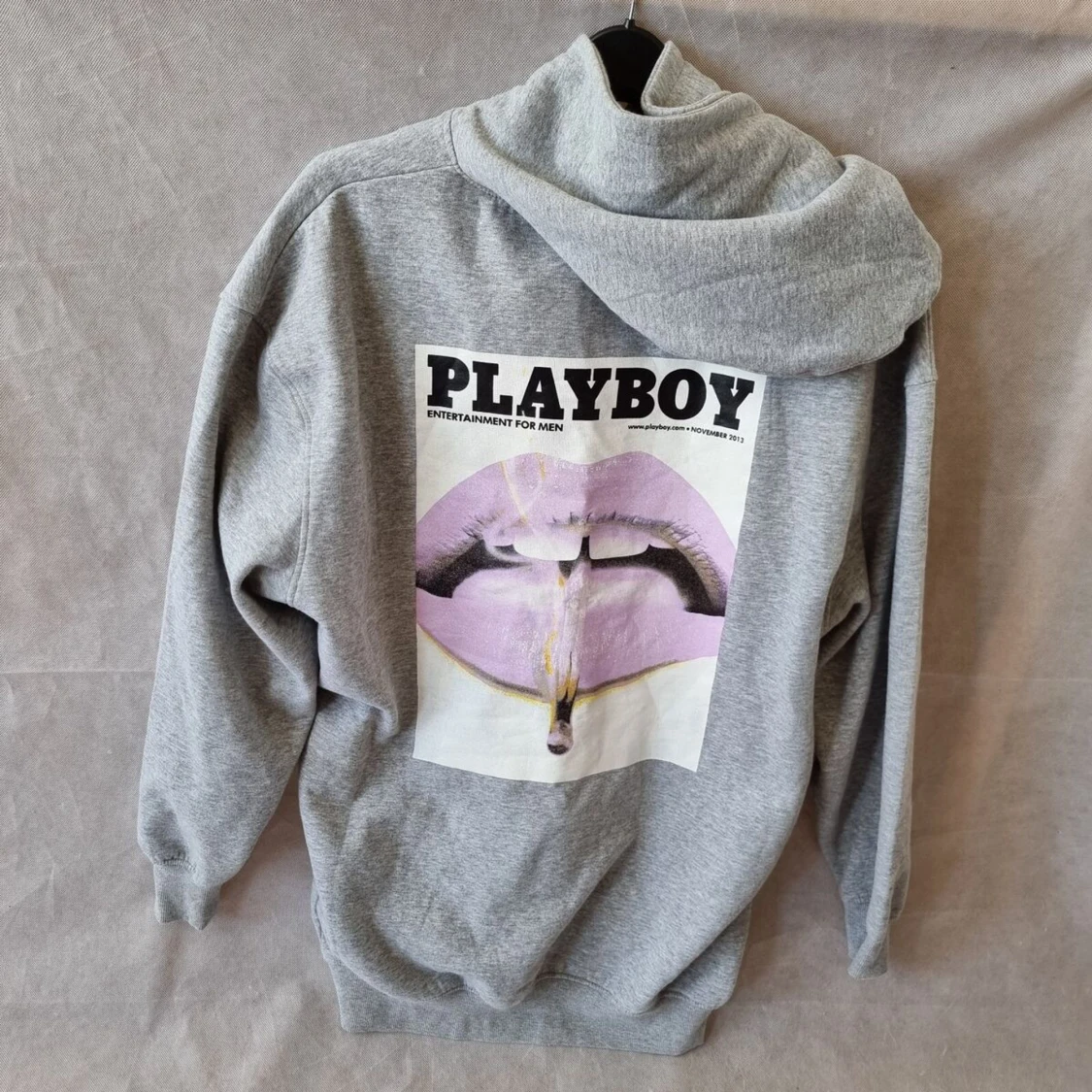 Grå hoodie med Playboy-tryck - 90