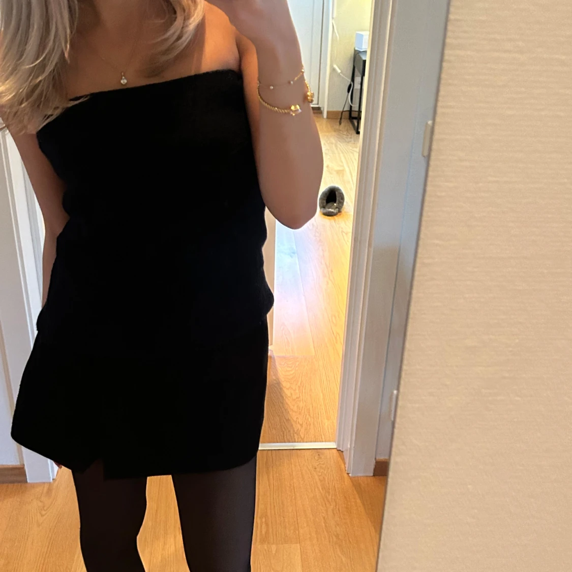 Svart axelbandslös klänning - 90