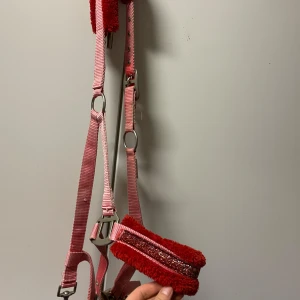 Röd grimma - Storlek cob, lite solblekt men fortfarande fin och fullt fungerande 🫶🏼