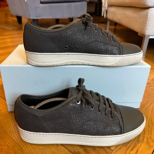 Lanvin sneakers  - Lanvin sneakers i nyskick uk 8. Skorna har en snygg texturerad yta med snörning och en vit sula som ger en cool kontrast. Perfekta för både vardag och fest! 🖤