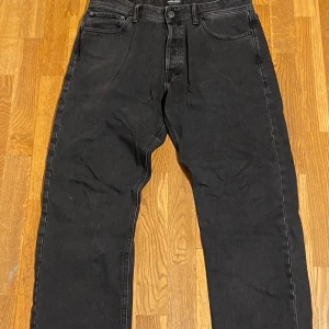 Jack & Jones jeans - Storlek 34/32, använda max 5 gånger pga för stora, modellen är relaxed fit (chris). Kontakta mig vid fler frågor/bilder