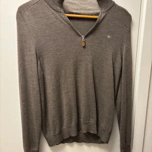 Brun merinoulltröja från Morris - Säljer en stilren brun tröja från Morris i 100% merinoull. Den har en dragkedja vid halsen och en liten broderad logga på bröstet. Perfekt för höst och vinter, med långa ärmar och ribbade kanter. Supermjuk och bekväm! Storleken är Large, men efter en liten tvätt så har en krymt en aning. I övrigt så är den felfri. 