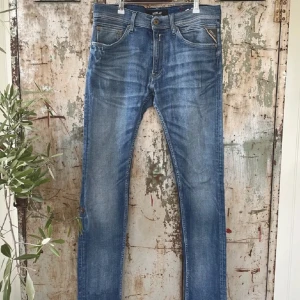 Blå jeans från Replay - Säljer ett par snygga jeans från Replay i bra skick. Storlek w31/L32