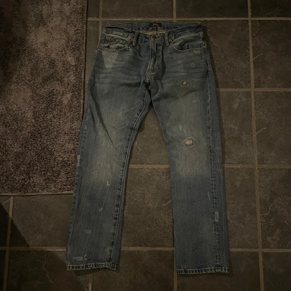 Säljer ett par blå Ralph Lauren Jeans i helt nytt skick ”aldrig använda” med coola slitningar. Storlek 30x30 slim straight fit. Goa jeans till hösten/vintern. Nypris 1899kr. Jeans & Byxor.