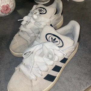 Adidas Campus sneakers - Säljer mina Adidas Campus sneakers i beige mocka med svarta ränder. Bra skick! Lite smutsiga men går att göra rent enkelt. Nypris 1345kr. Storlek 39 1/3 del