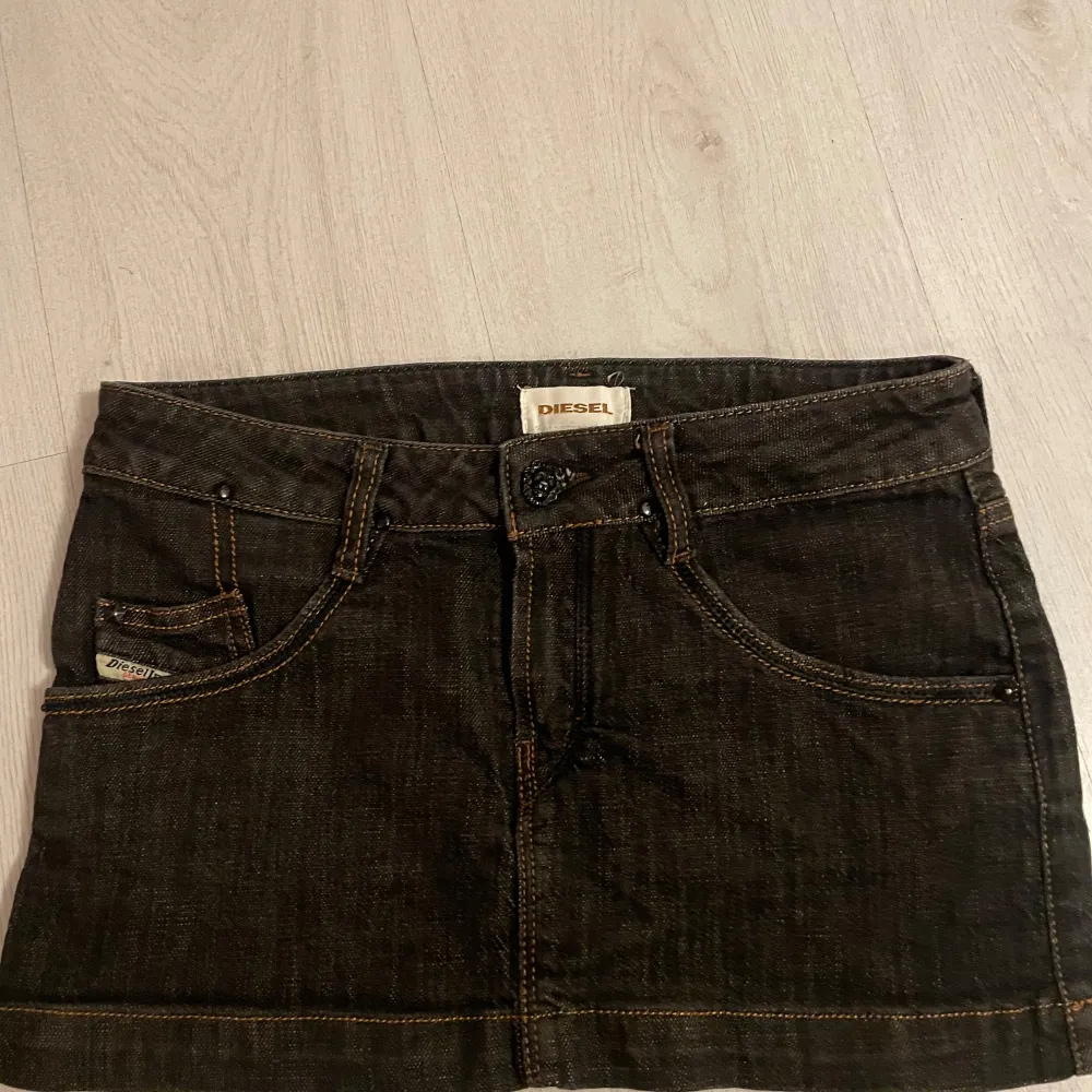 Lågmidjad mini jeanskjol, från diesel! Snygg detalj på med knappen som är ett lejon!🩵. Kjolar.