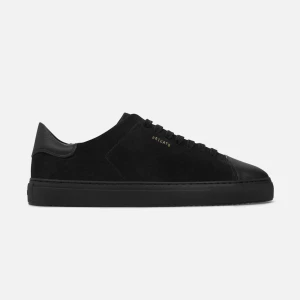 Clean 90 Cap sneakers från Axel Arigato - Säljer ett par svarta clean 90 cap sneakers från Axel Arigato. Lite dammiga i nuläget då de inte använts på länge men annars j gott skick! De är gjorda i mocka med läderdetaljer och har en klassisk snörning. Perfekta för både vardag och fest! Storlek 41. Original pris 2450kr