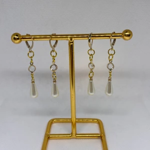 Pearl drop earrings🤍✨ - Säljer ett par eleganta örhängen i guld med vackra pärldetaljer. De har en droppformad design som hänger fint och ger en lyxig känsla. Perfekta för festliga tillfällen eller när du vill känna dig extra glamorös. Passar till både vardag och fest! 1 st för 50kr och 2 st för 100kr💕