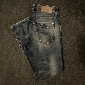 Ripped Jeans Diesel - Marinblåa jeans med tvätt! Väldigt bra skick!                              Storlek W29 L30. Hör av er vid minsta fundering!