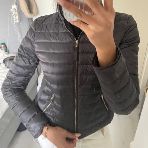 Jacka - En grå jätte fin jacka som har otroligt fina detaljer. Den är väldigt varm och passar perfekt till vår/höst. Den är även i mycket bra skick. Passar dig som bär s/m