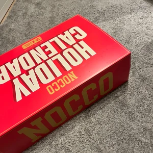 Röd Holiday Calendar från NOCCO - Säljer en advents kalender från NOCCO. Den är limited edition och innehåller 24 burkar. Perfekt för att räkna ner dagarna till jul med en ny smak varje dag.