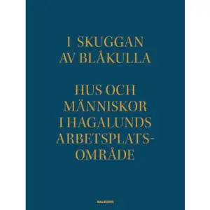 På bara hundra år har Hagalunds arbetsplatsområde gjort en lång resa utan att röra sig en enda meter. Från att ha varit en isolerad ö i skuggan av Hagalund har det gamla industriområdet plötsligt hamnat mitt i hetluften. Gränsmarken mellan Solna och Stockholm, en gång en trist transportsträcka, är nu ett av landets snabbast expanderande områden, med Hagastaden, Norra Tornen och Nya Karolinska som riktmärken. Tiderna förändras, liksom människors behov. Stockholm växer, och bostadsbristen är skriande. Därför har fastighetsbolaget Humlegården tillsammans med Solna stad skapat en vision om att utveckla det gamla arbetsplatsområdet till en helt ny stadsdel med bostäder, tunnelbana och kommersiella lokaler. Mycket kommer att bli annorlunda när det gamla industriområdet förvandlas till en levande stadsdel. Men samtidigt finns en önskan om att bevara en del av områdets identitet, inklusive kvartersstrukturen och märkesbyggnader som den gamla skolan. Humlegårdens ambition är att smälta ihop det förflutna, nuet och framtiden med respekt, ansvar och ödmjukhet. Men det som gör området speciellt är egentligen inte själva byggnaderna, utan de verksamheter, människor och historier som finns här. Hagalunds arbetsplatsområde har varit ett hem för småföretagare, entreprenörer och familjeföretag i decennier. Här uppfanns en gång pacemakern och trepunktsbältet, i dag möts bilmekaniker, konstnärer och kontorsarbetare över lunchen på någon av områdets krogar. Redaktionen för den här boken har bestått av personer med olika inblickar i platsens historia. Tillsammans har vi samlat en del av alla de berättelser som finns här. Resan fortsätter. Välkommen att hänga med!    Format Inbunden   Omfång 168 sidor   Språk Svenska   Förlag Balkong Förlag   Utgivningsdatum 2020-04-29   Medverkande Malin Zimm   Medverkande Ola Bergengren   Medverkande Linda Klemming   ISBN 9789187553417  