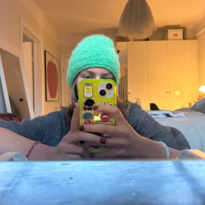 Grön virkad mössa - Säljer en supermysig grön egenvirkad fluffig mössa💚Gjord av alpacka vilket resulterar i att den ej kliar! Pris kan diskuteras, kan även göras i andra färger om man vill