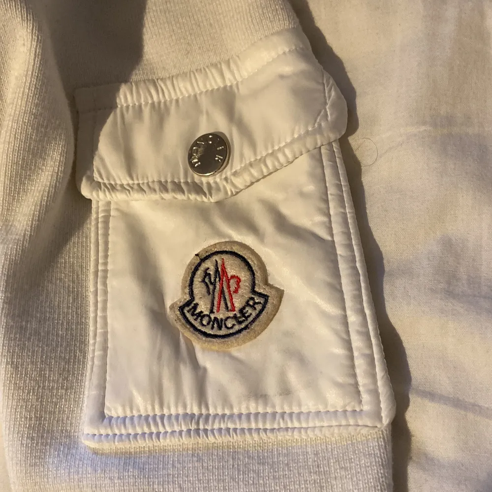 Säljer min snygga vita Moncler cardigan i storlek XL men känns som M/L, skicket är 10/10 💫 finns absolut inga defekter eller fläckar. Cardigane är perfekt nu när de kyliga dagarna nalkas ❄️ . Jag tycker att den håller än varm 🔥 om man har en tjocktröja under, men om man bara har t-shirt blir man lite små frusen. Nfc-tagg och QR-kod funkar sätt prisförslag så skickar jag bild bevis. Priset är ej hugget i sten, och tveka inte på att höra av er vid frågor. ☺️Är aktiv mellan 15-22 varje da. Jackor.