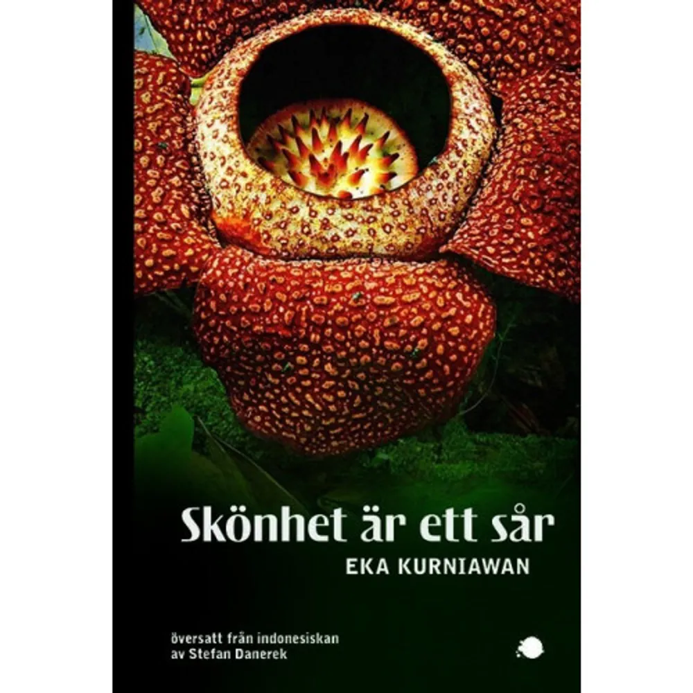 En av årets bästa böcker enligt: Publishers Weekly, The Guardian, Kirkus Reviews, New York Times, Harpers Bazaar, Oprah's Book Club, Flavorwire, Reading, Flavorwire, Literary HubEn eftermiddag i mars månad reser sig Dewi Ayu ur sin grav efter att ha varit död i tjugoett år. Under tiden hon varit borta har stora förändringar skett, både i hemlandet och i hennes egen familj, och nu är det dags att ställa allting till rätta. Dewi Ayu är staden Halimundas mest kända kvinna. För att klara av sin försörjning var hon som ung tvungen att prostituera sig och både hon och hennes fyra döttrar måste kämpa för att överleva i en tid med ständiga omvälvningar; från de sista åren som nederländsk koloni, Japans invasion under andra världskriget, revolution och diktatur fram till den slutgiltiga frigörelsen. I ett samhälle där männen har all makt tvingas de ständigt föra en kamp mot brutalitet och galenskap, samtidigt som de upplever oförglömliga stunder av kärlek och stark vänskap. Eka Kurniawans storslagna roman Skönhet är ett sår är en läsupplevelse utöver det vanliga. Den varvar det moderna Indonesiens tumultartade historia med folkliga berättelser, komedi med tragedi, drömmar med verklighet.  Röster om boken: