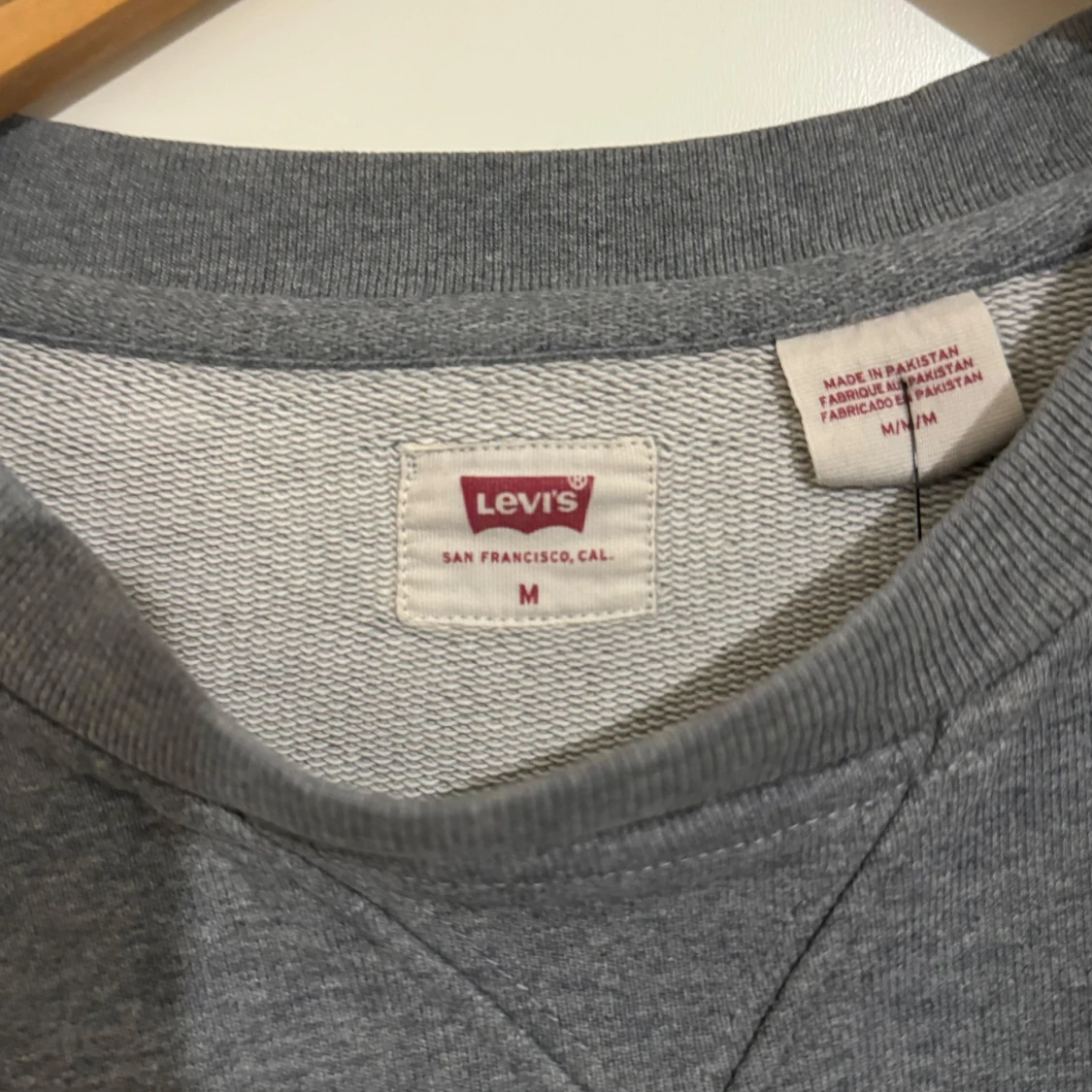 Grå sweatshirt från Levi's - 90