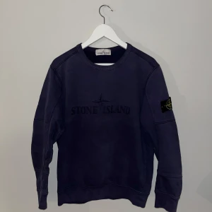 Stone Island sweatshirt - Mörk lila stone Island sweatshirt i strl xs/s | kom med bud, frågar ej efter mycket!