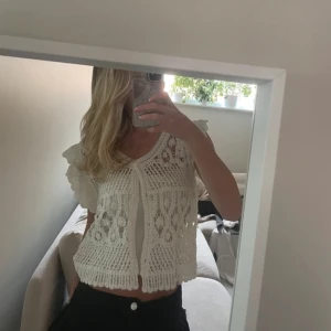 Vit virkad topp - Superfin vit virkad topp köpt i Frankrike, Den har en söt design, Perfekt för sommardagar, Passar både till vardags och festliga tillfällen! Använd 2 gånger 