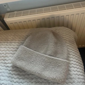 Beige stickad mössa - Använd få gånger, super skön!🥰