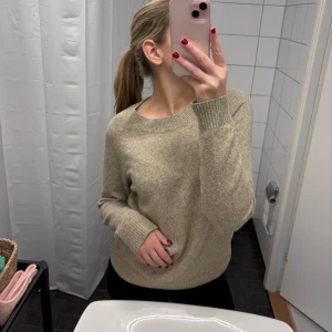 Beige stickad tröja - Säljer en supermysig beige stickad tröja i bra skick. Perfekt för höst och vinter med sin varma och bekväma känsla. Tröjan har långa ärmar och en klassisk rund halsringning. Passar perfekt till både jeans och kjol för en avslappnad look.