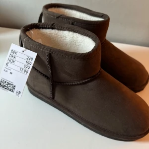 Bruna boots med foder - Bruna uggs ifrån hm, aldirg använda lappen är på! De är storlek 38 ❤️